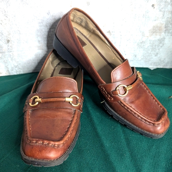 Liz Claiborne New York Ladies Leather Miggy Loafers with gold accents 9.5 - Picture 1 of 13